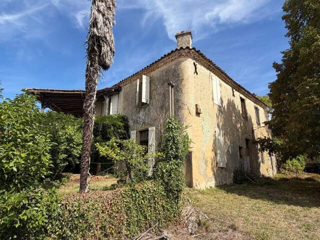 AIGNAN (32): BEL ENSEMBLE IMMOBILIER de caractere  A RENOVER 300m2 + local AVEC vitrine, jardin clos 360M2 , ideal investisseur, brocante, artiste, familles — photo du bien