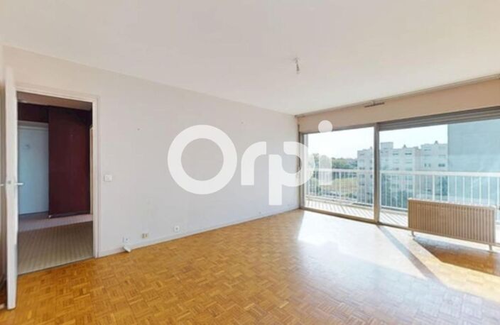 BRON – T3 73,5 m² – ÉTAGE ÉLEVÉ – BALCON – VUE DÉGAGÉE – PARKING — photo 2