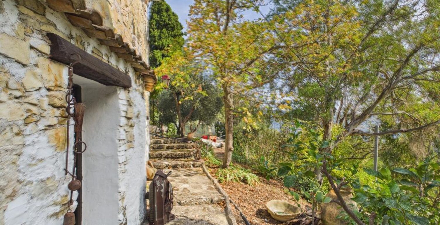 Cantaron – Propriété d'artistes à fort potentiel au cœur de 1,4 ha de verdure — photo 1