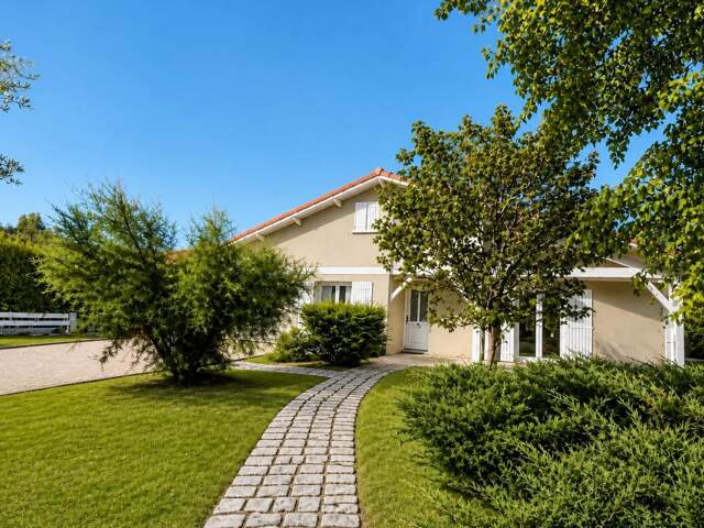 Maison de 7 pièces de 218 m² à Yvrac — photo du bien