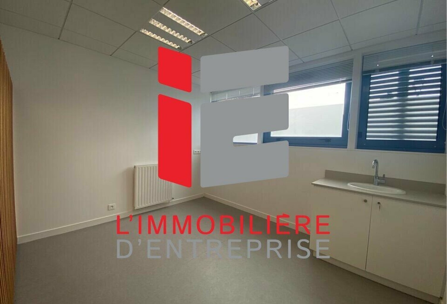 LOCAL PROFESSIONNEL / BUREAUX A LOUER — photo 1