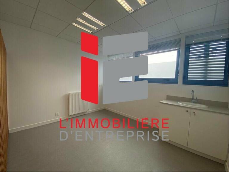 LOCAL PROFESSIONNEL / BUREAUX A LOUER — photo 1