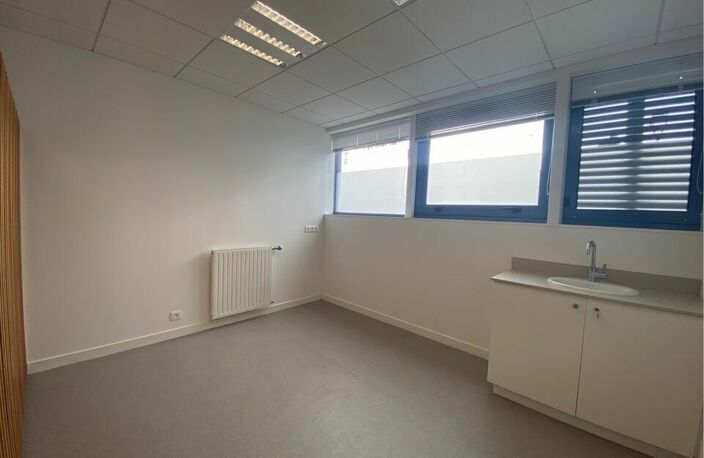 LOCAL PROFESSIONNEL / BUREAUX A LOUER — photo 2