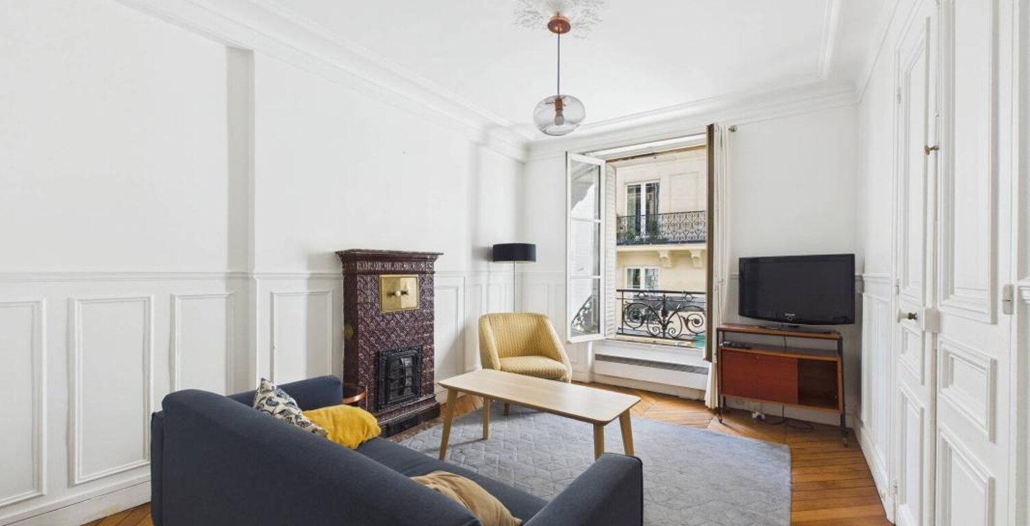 PARIS 9e – APPARTEMENT DE CHARME – PARQUET, MOULURES & CHEMINÉES – RUE CALME — photo 1