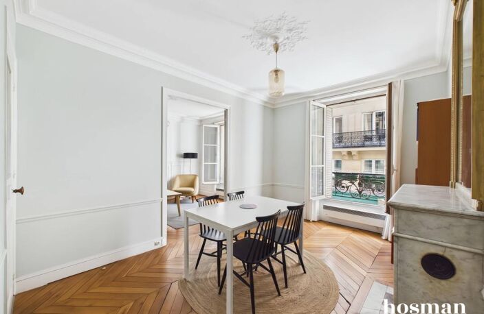 PARIS 9e – APPARTEMENT DE CHARME – PARQUET, MOULURES & CHEMINÉES – RUE CALME — photo 2