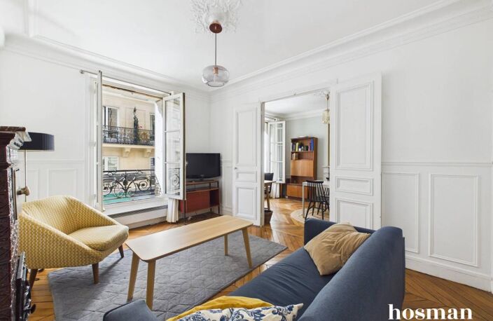 PARIS 9e – APPARTEMENT DE CHARME – PARQUET, MOULURES & CHEMINÉES – RUE CALME — photo 5