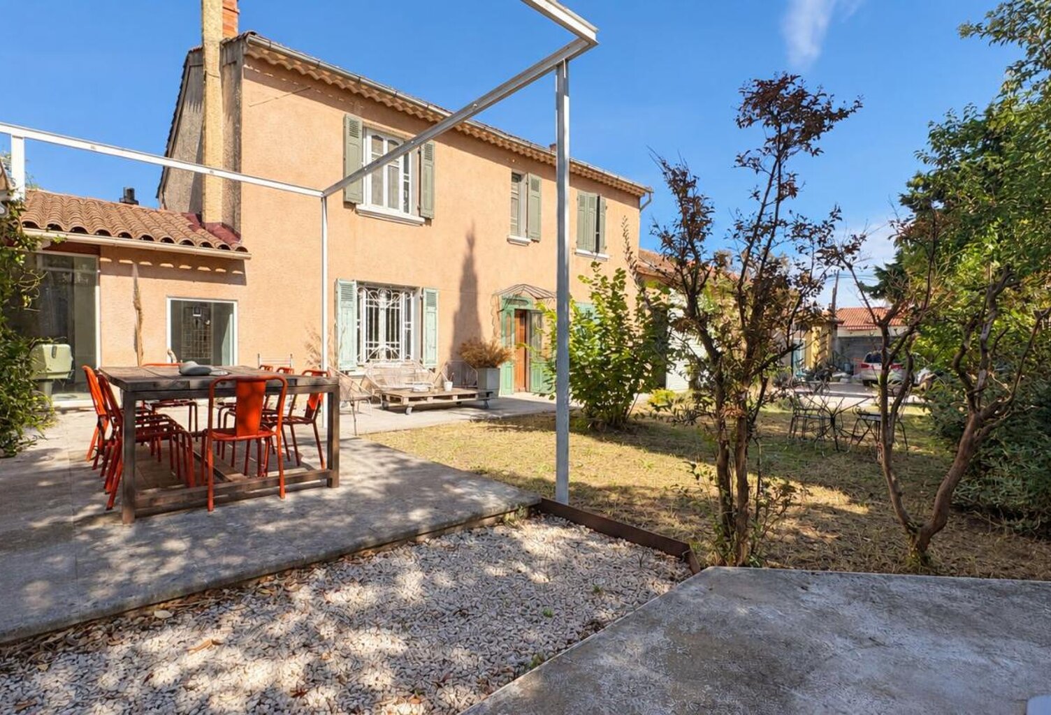 Maison à vendre Saint-Saturnin-les-Avignon 8 pièces 250m², Ateliers, Garage, Jardin — photo 1