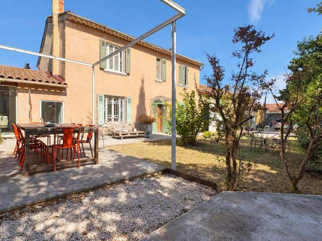 Maison à vendre Saint-Saturnin-les-Avignon 8 pièces 250m², Ateliers, Garage, Jardin — photo du bien
