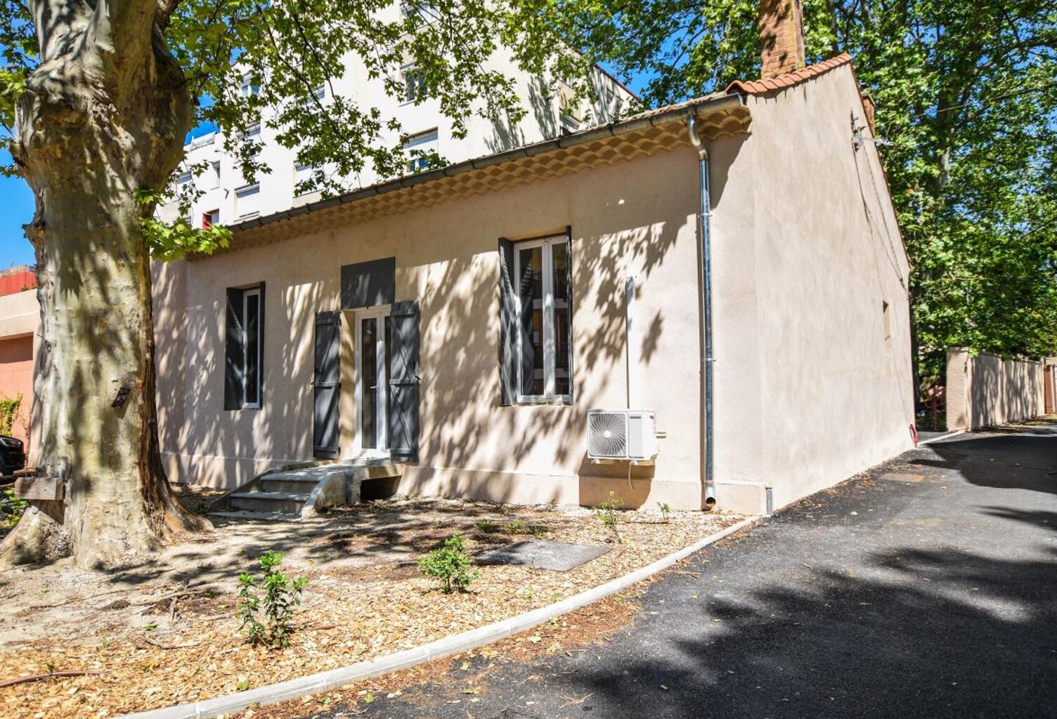 Maison à vendre à Orange, trois chambres et jardin ! — photo 1