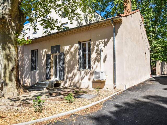 Maison à vendre à Orange, trois chambres et jardin ! — photo du bien