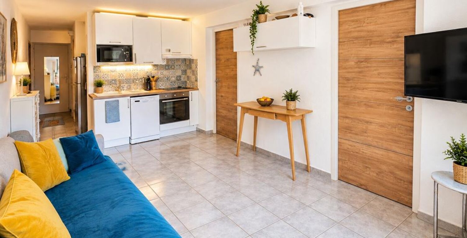 SANARY-SUR-MER – APPARTEMENT AVEC TERRASSE - À 10 MINUTES À PIED DE LA PLAGE DORÉE — photo 1