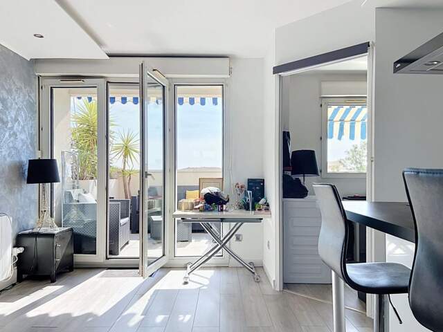 RARE - APPARTEMENT T3 AVEC VUE DEGAGEE ET PISCINE - FRÉJUS PLAGE — photo du bien