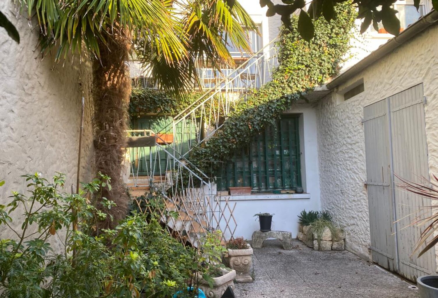 SAINT PIERRE D'OLERON -RARE EN HYPER-CENTRE – MAISON DE VILLE AVEC GARAGE, EXTÉRIEUR ET VUE SUR LE CLOCHER — photo 1