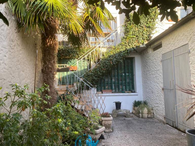 SAINT PIERRE D'OLERON -RARE EN HYPER-CENTRE – MAISON DE VILLE AVEC GARAGE, EXTÉRIEUR ET VUE SUR LE CLOCHER — photo 1