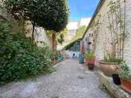 SAINT PIERRE D'OLERON -RARE EN HYPER-CENTRE – MAISON DE VILLE AVEC GARAGE, EXTÉRIEUR ET VUE SUR LE CLOCHER — photo 2