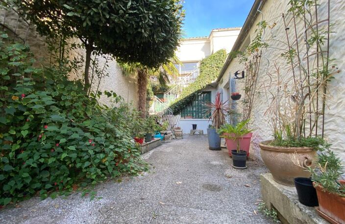 SAINT PIERRE D'OLERON -RARE EN HYPER-CENTRE – MAISON DE VILLE AVEC GARAGE, EXTÉRIEUR ET VUE SUR LE CLOCHER — photo 2