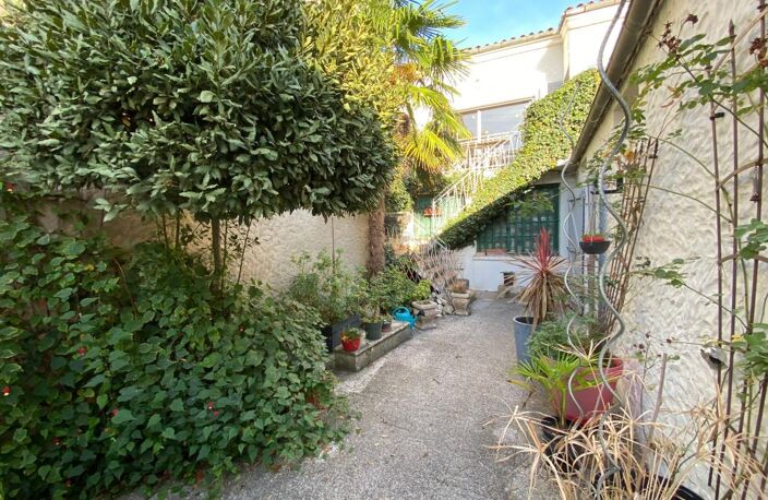 SAINT PIERRE D'OLERON -RARE EN HYPER-CENTRE – MAISON DE VILLE AVEC GARAGE, EXTÉRIEUR ET VUE SUR LE CLOCHER — photo 3