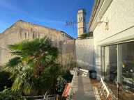 SAINT PIERRE D'OLERON -RARE EN HYPER-CENTRE – MAISON DE VILLE AVEC GARAGE, EXTÉRIEUR ET VUE SUR LE CLOCHER — photo 4