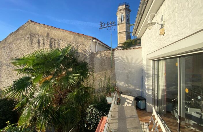 SAINT PIERRE D'OLERON -RARE EN HYPER-CENTRE – MAISON DE VILLE AVEC GARAGE, EXTÉRIEUR ET VUE SUR LE CLOCHER — photo 4