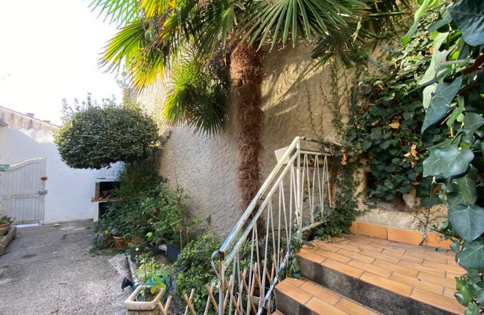 SAINT PIERRE D'OLERON -RARE EN HYPER-CENTRE – MAISON DE VILLE AVEC GARAGE, EXTÉRIEUR ET VUE SUR LE CLOCHER — photo 5