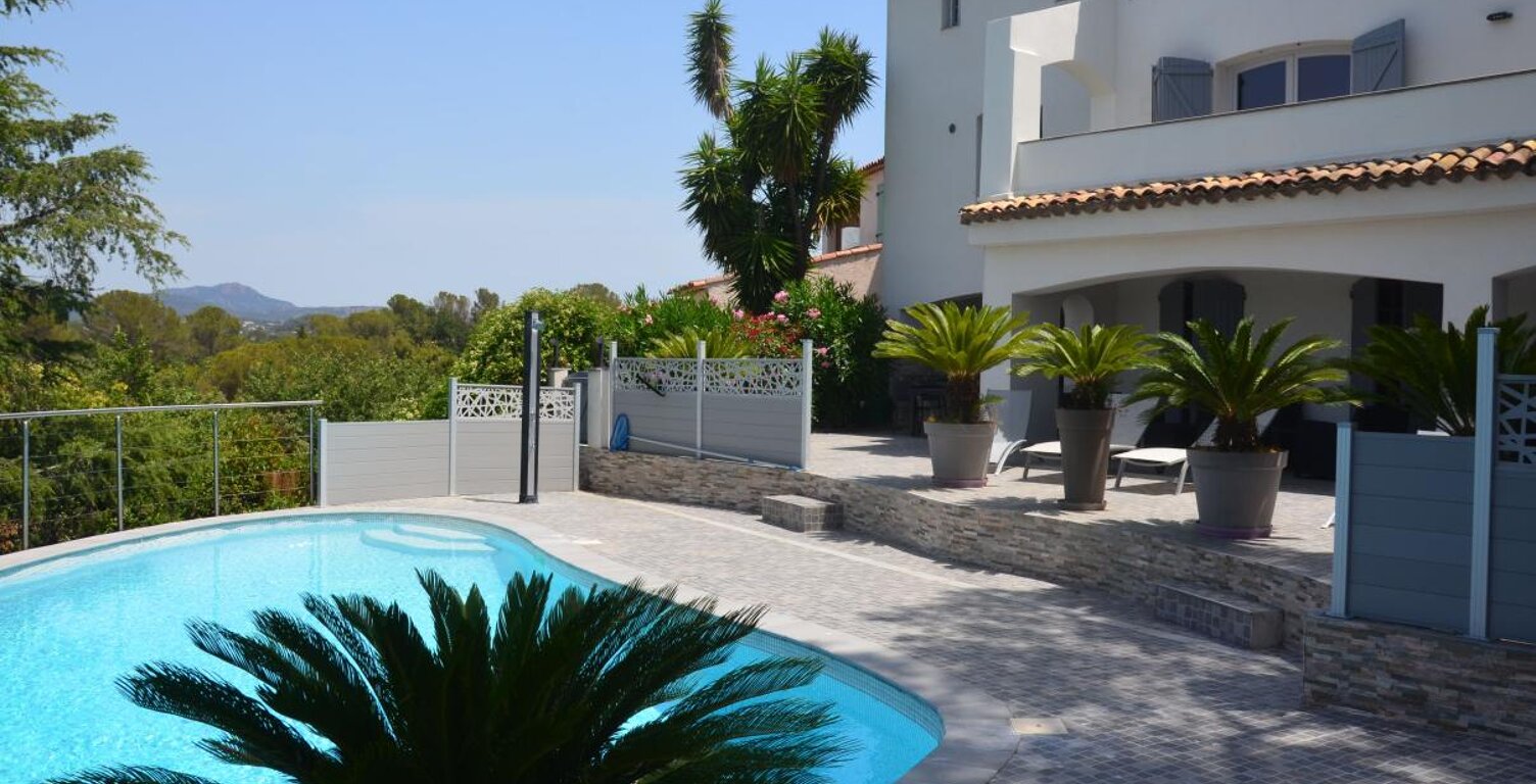 SAINT-RAPHAËL – MAISON DE 196 M² AVEC PISCINE, VUE ET ESPACES DE VIE GÉNÉREUX — photo 1