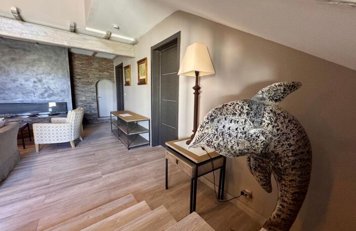 SAINT-RAPHAËL – MAISON DE 196 M² AVEC PISCINE, VUE ET ESPACES DE VIE GÉNÉREUX — photo 3
