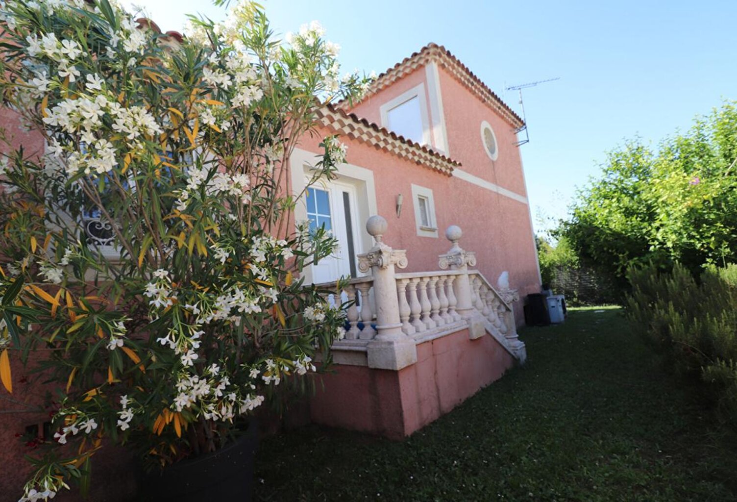 Villa Arles T 5/6  de 165 m²  avec Jardin — photo 1