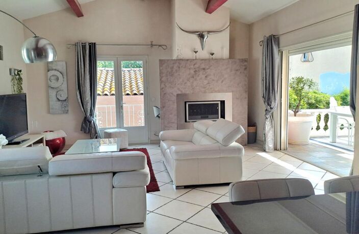 Villa Arles T 5/6  de 165 m²  avec Jardin — photo 2