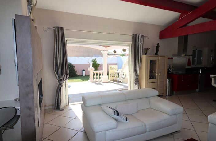 Villa Arles T 5/6  de 165 m²  avec Jardin — photo 3