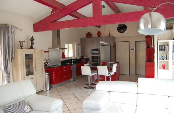 Villa Arles T 5/6  de 165 m²  avec Jardin — photo 4