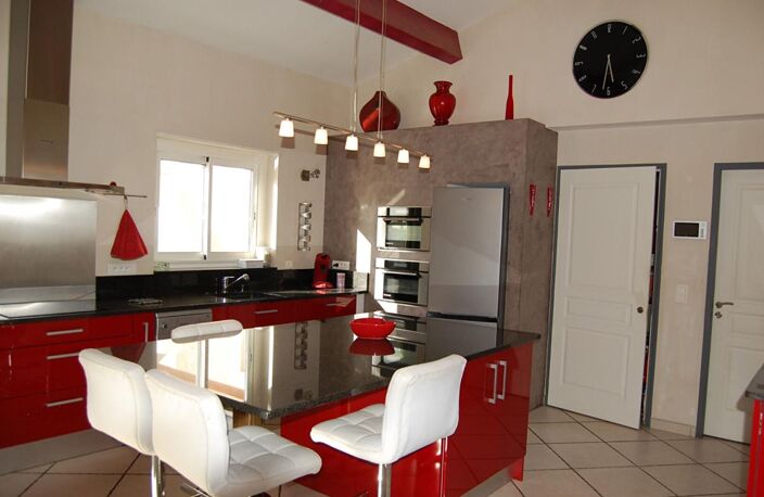 Villa Arles T 5/6  de 165 m²  avec Jardin — photo 5