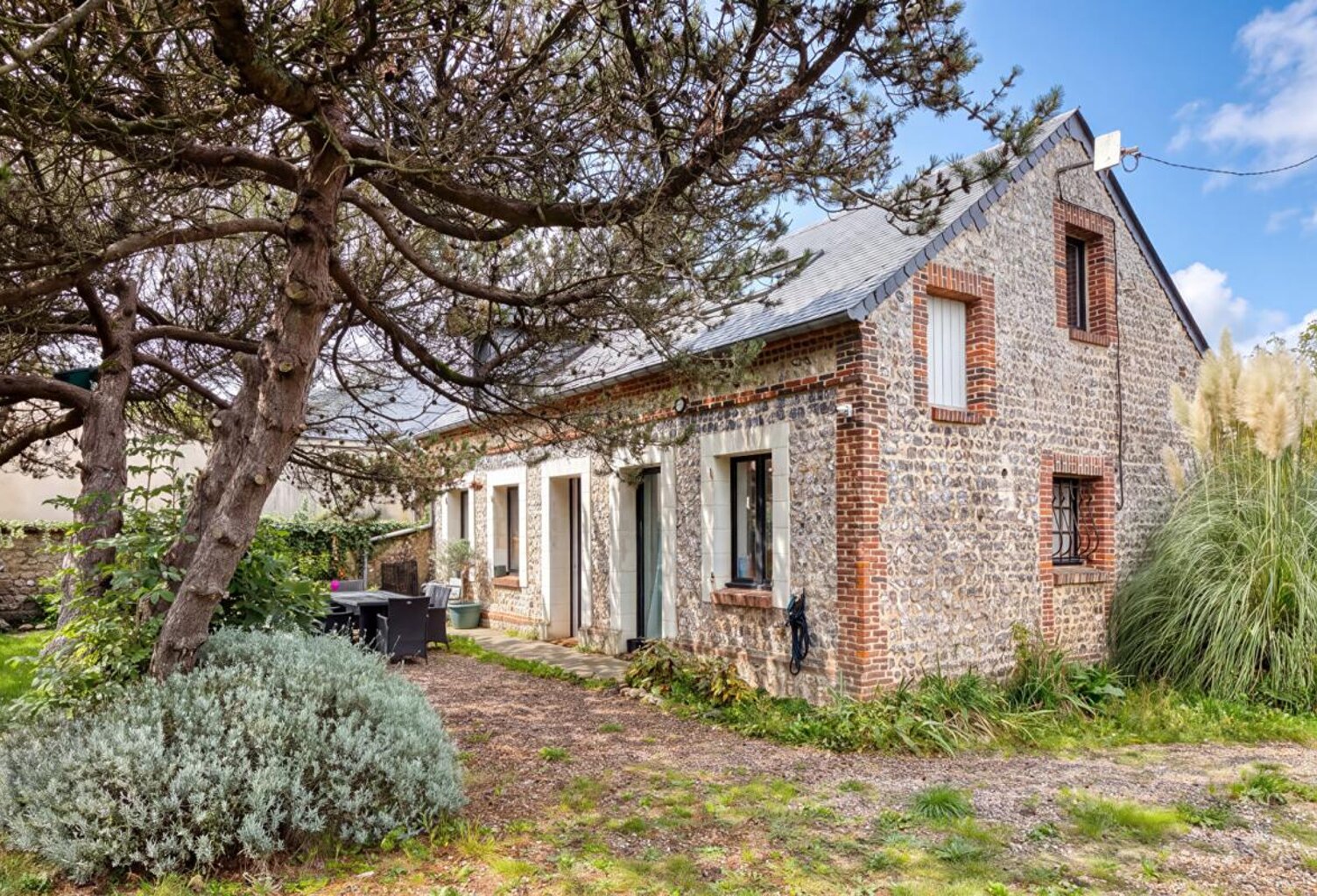 Briques et silex en parfait état au coeur du village — photo 1
