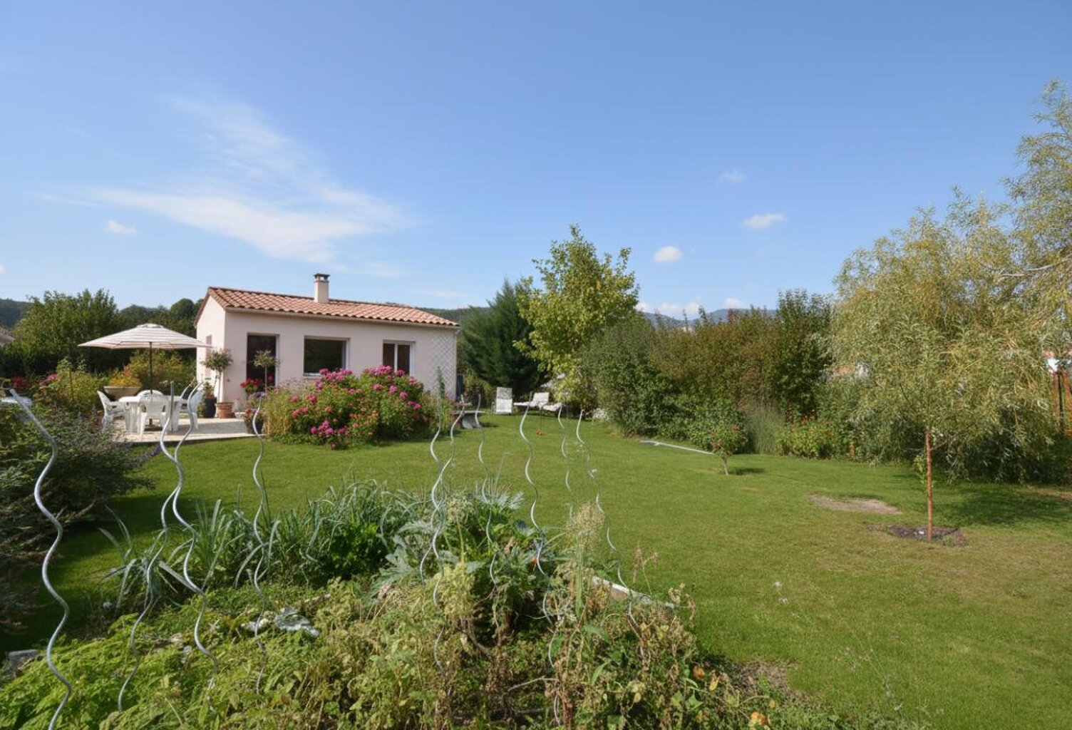 Maison avec jardin fleuri — photo 1