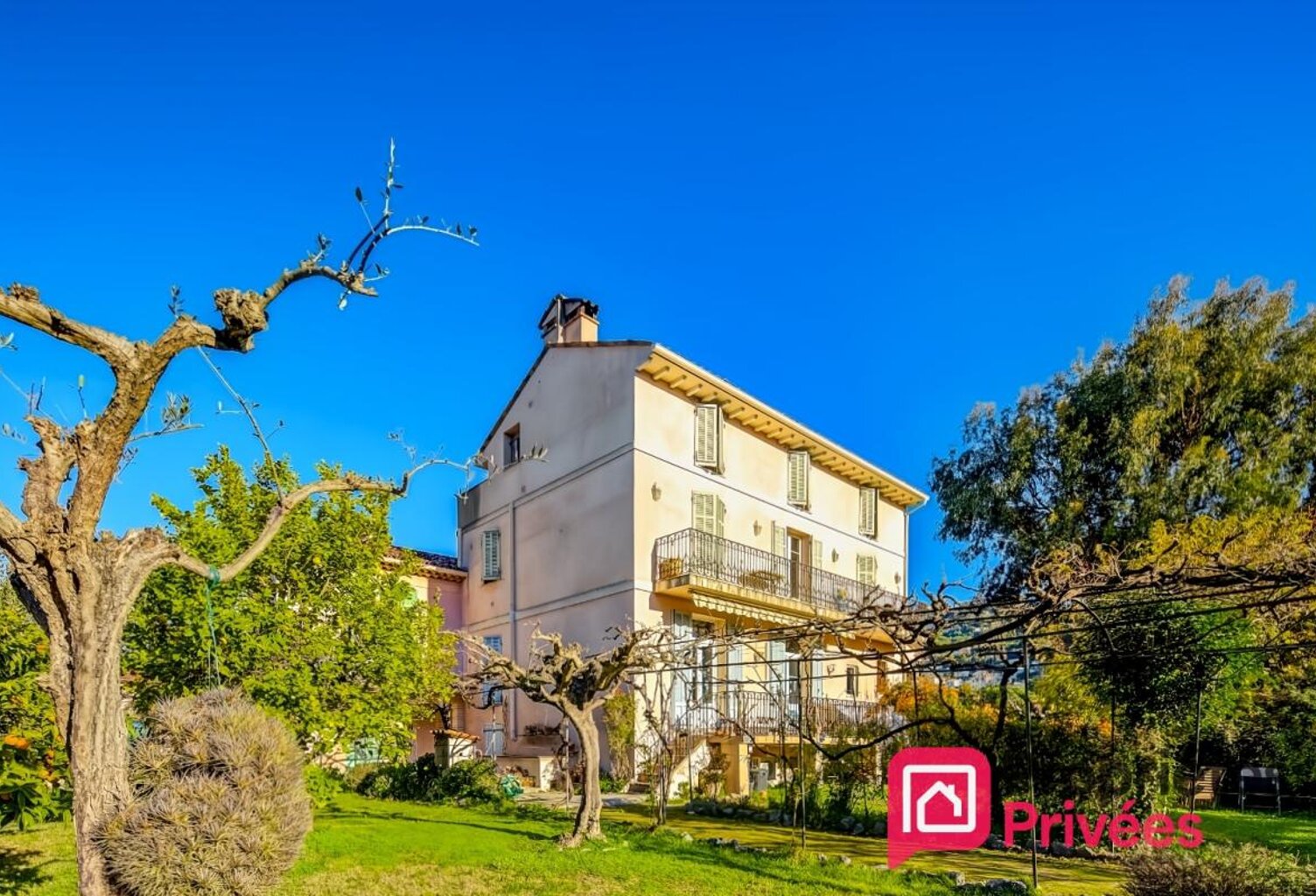 HAUT DE VILLA EN DUPLEX AVEC GRAND JARDIN, GARAGE ET PARKINGS — photo 1