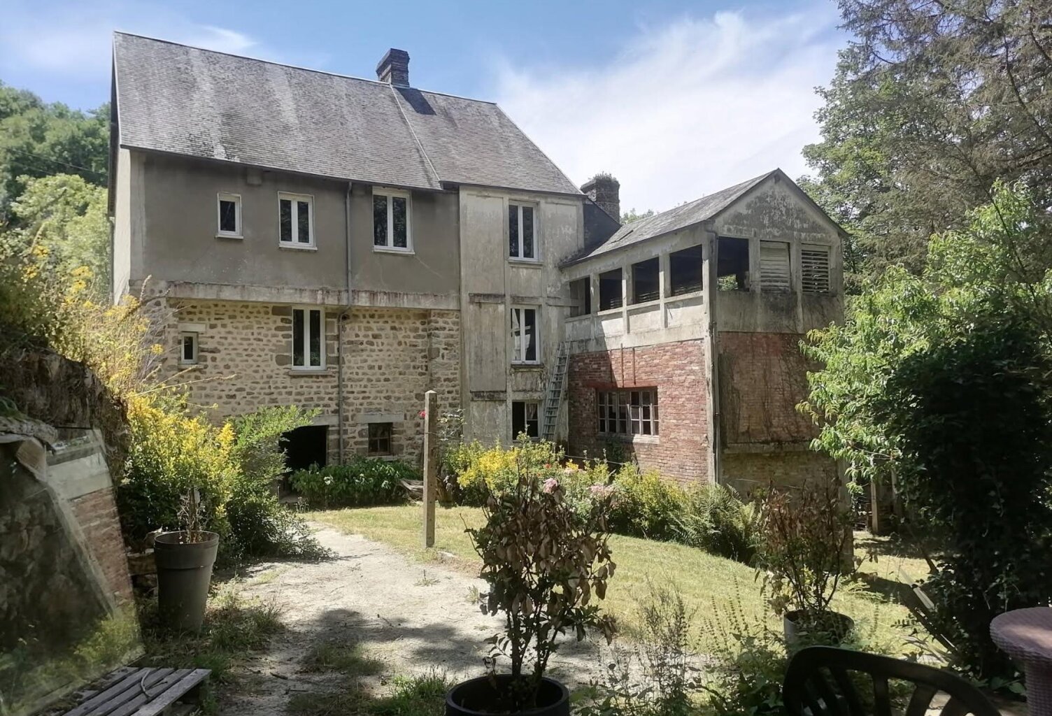 Maison atypique 130 m²  Terrain avec rivière  Mortain (50) — photo 1