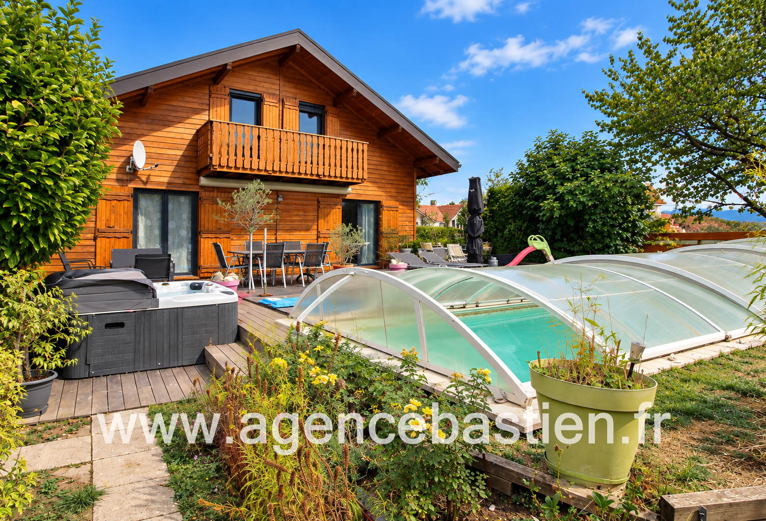 PERON - Chalet familial avec piscine chauffée et jacuzzi   3 — photo 1