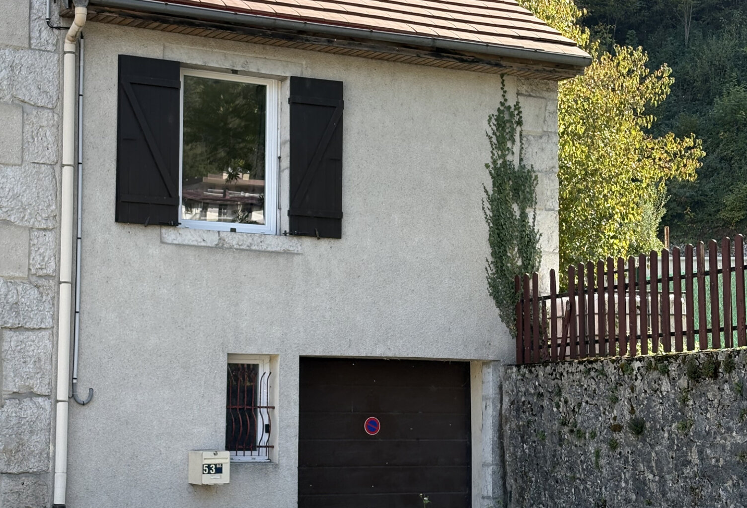 A louer à SAINT-CLAUDE, petite maison de Type 2 mitoyenne d' — photo 1