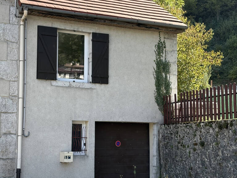 A louer à SAINT-CLAUDE, petite maison de Type 2 mitoyenne d' — photo 1