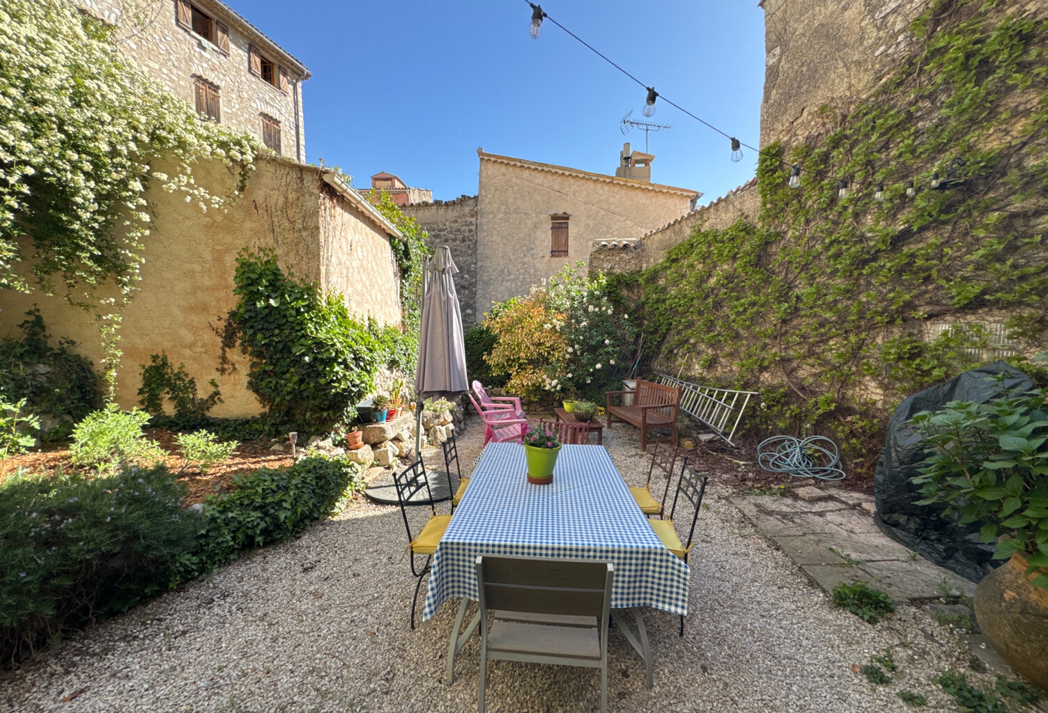 Dans maison de village en copropriété - Logement 5 pièces av — photo 1