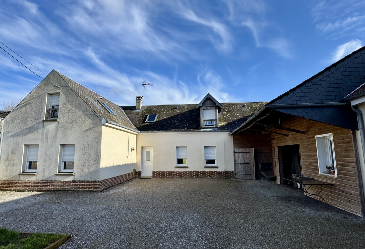 MAISON AUX BEAUX VOLUMES AVEC JARDIN ET DEPENDANCES SECTEUR — photo 1