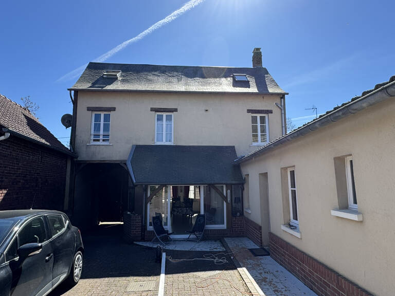 NOUVEAUTE : MAISON AVEC ENTREE SOUS PORCHE A 17 KM DE SAINT — photo 1
