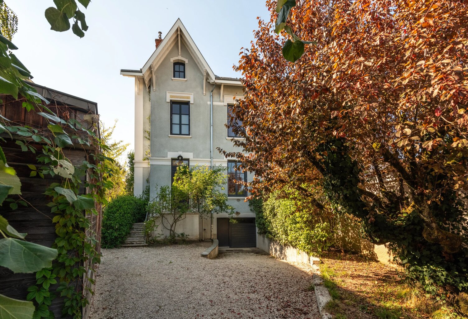 Tassin-La-demi-Lune - Le Bourg - Maison de charme de 220 m² utiles - 7 chambres - Jardin avec piscine - studio - Dépendance de 19m² environ — photo 1