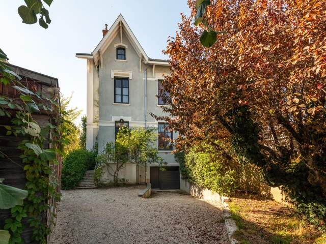 Tassin-La-demi-Lune - Le Bourg - Maison de charme de 220 m² utiles - 7 chambres - Jardin avec piscine - studio - Dépendance de 19m² environ — photo du bien