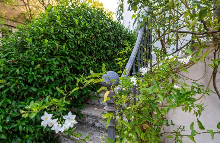 Tassin-La-demi-Lune - Le Bourg - Maison de charme de 220 m² utiles - 7 chambres - Jardin avec piscine - studio - Dépendance de 19m² environ — photo 2