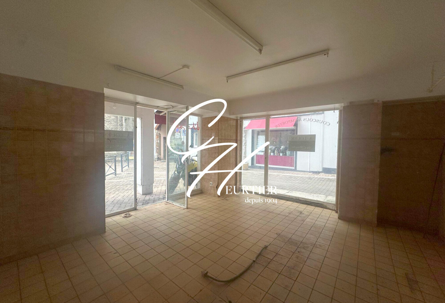 VOIRON - LOCAL COMMERCIAL - PLACE ST BRUNO — photo 1