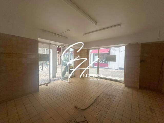 VOIRON - LOCAL COMMERCIAL - PLACE ST BRUNO — photo du bien