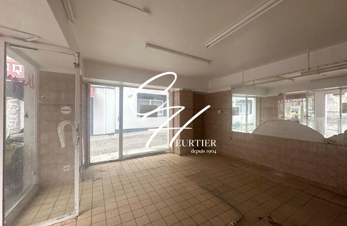VOIRON - LOCAL COMMERCIAL - PLACE ST BRUNO — photo 2