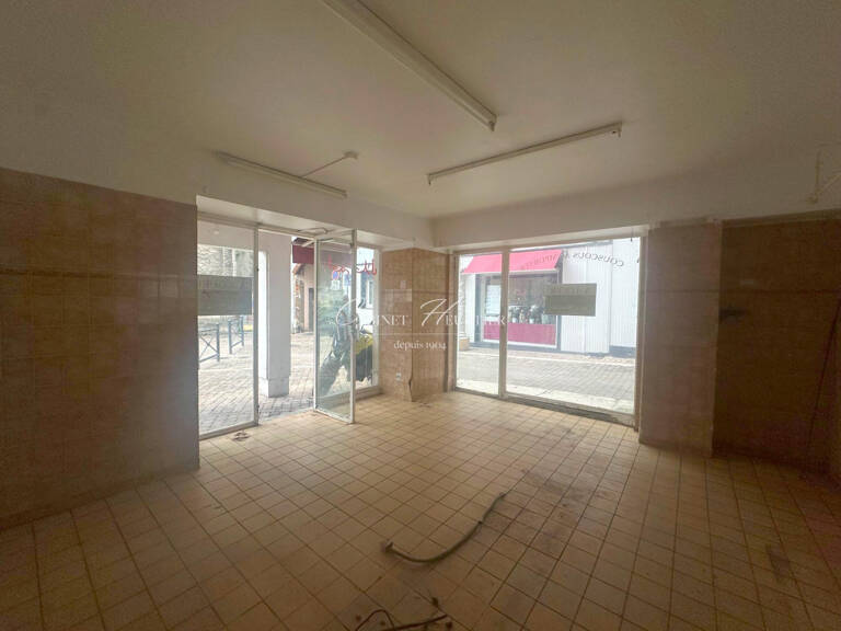 VOIRON - LOCAL COMMERCIAL - PLACE ST BRUNO — photo 1