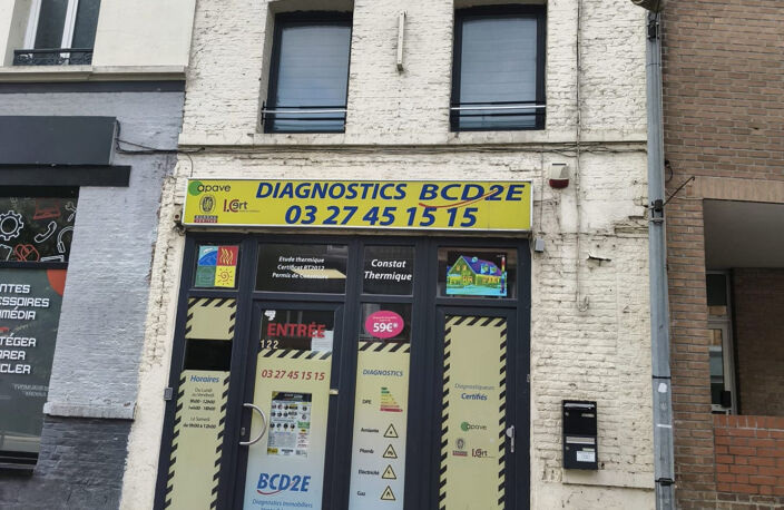 Immeuble composé d'un local Commercial et d'un T2 meublé tous — photo 2