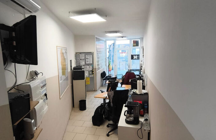 Immeuble composé d'un local Commercial et d'un T2 meublé tous — photo 3